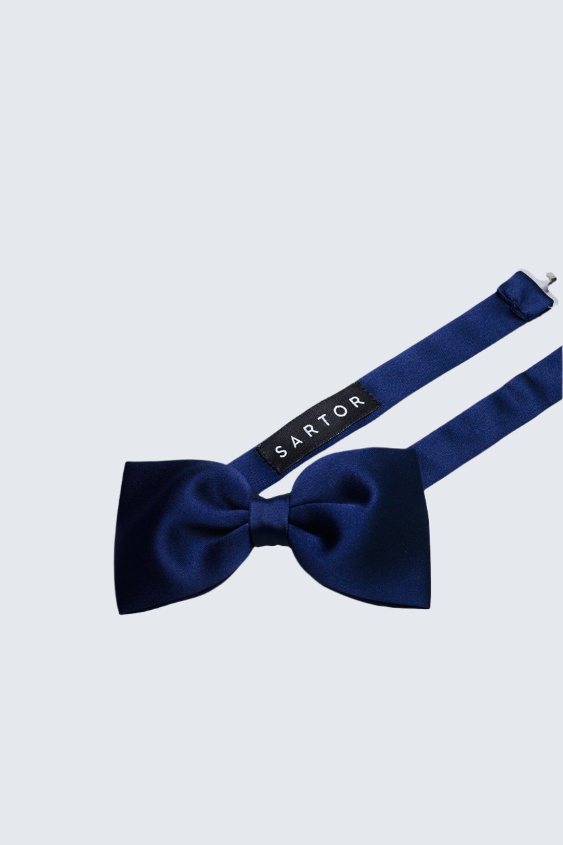 Dark blue silk pre-tied bowtie